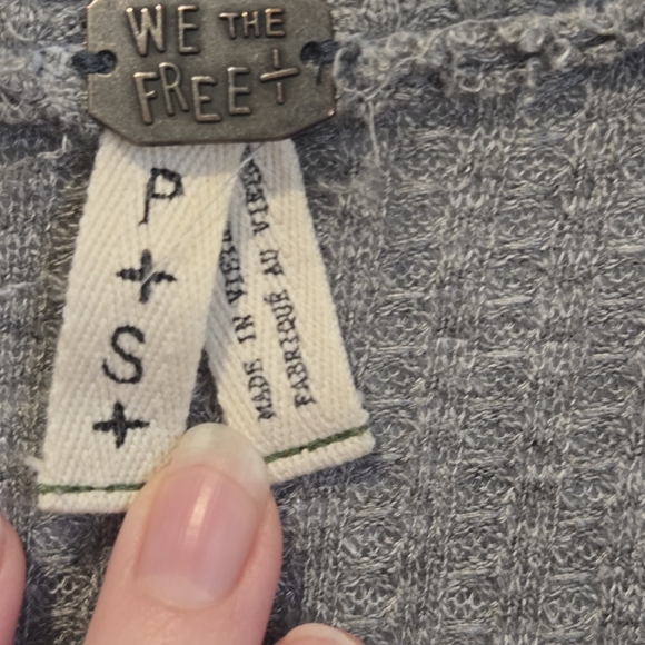 We The Free Gray V-Neck Oversized Distressed Long Sleeve Top Size Small - Picture 4 of 7